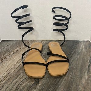 DV GLADIATOR BY DOLCE VITA WOMENS MARALIN FLAT SANDAL - BLACK SIZE 6